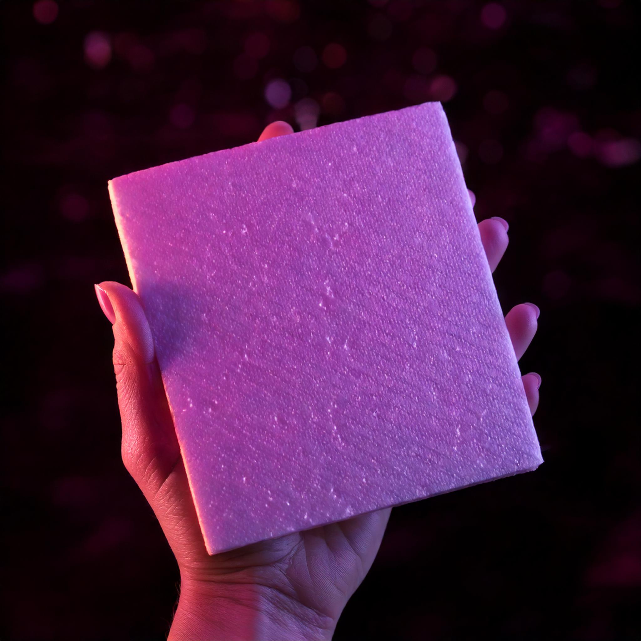 Magentafarbene Styroporplatte in einer Hand