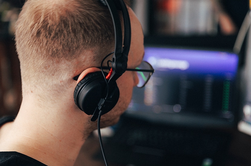 Ein Fotograf aus Siegen sitzt konzentriert an der Nachbearbeitung