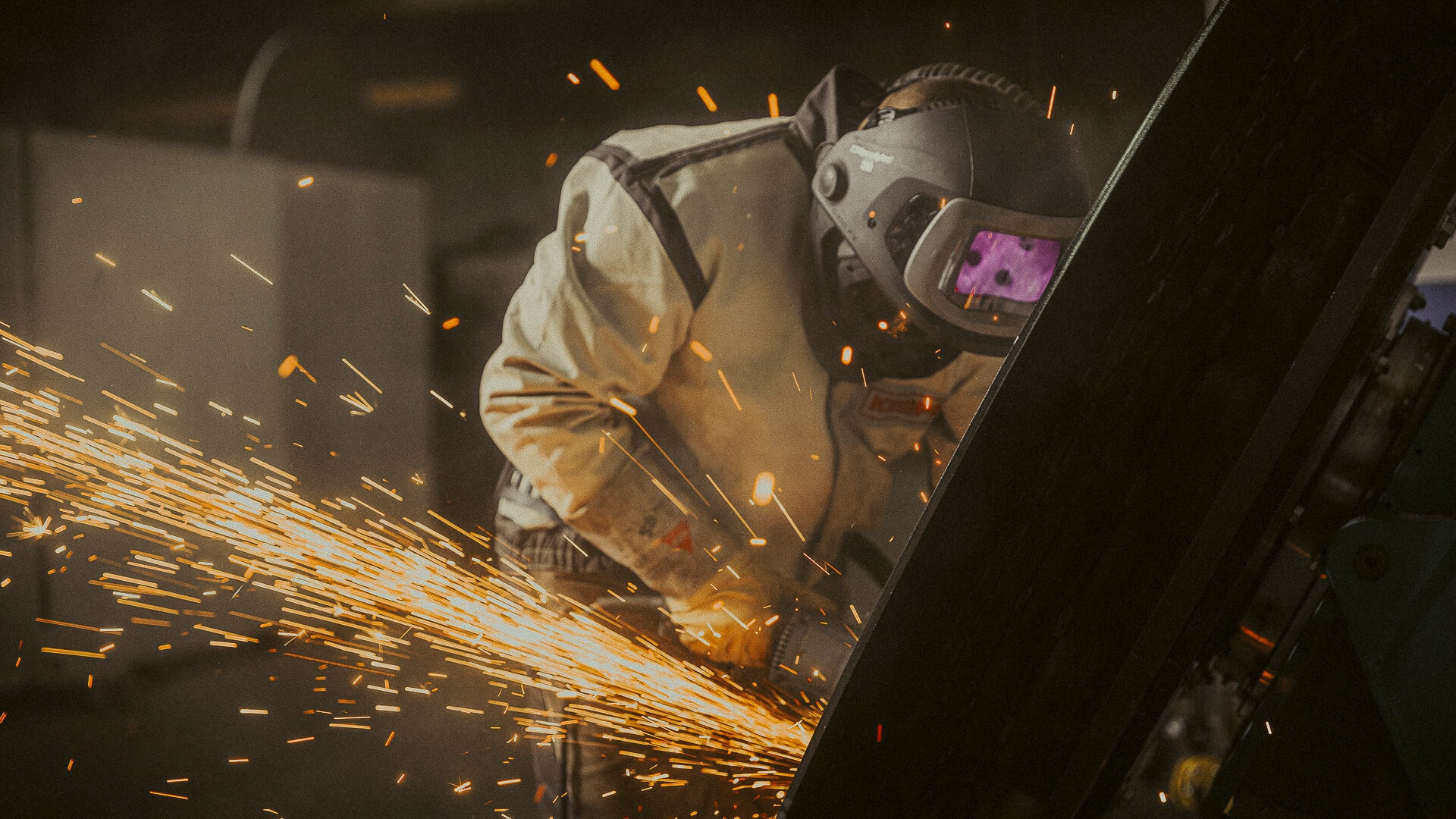 Mann beim Flexen an einem Ventilatorrohling