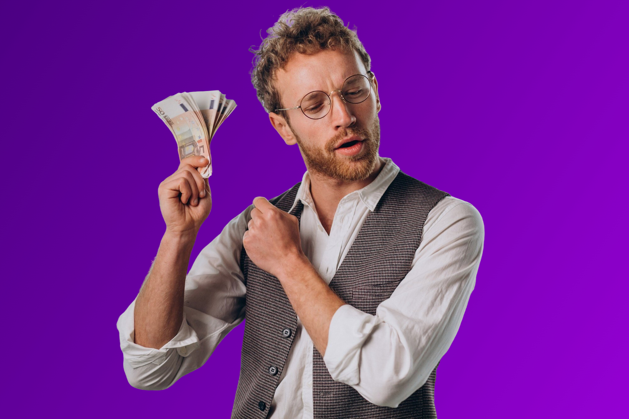 B2B SEO Manager erfreut sich am Gewinn (hält Geld in der Hand)