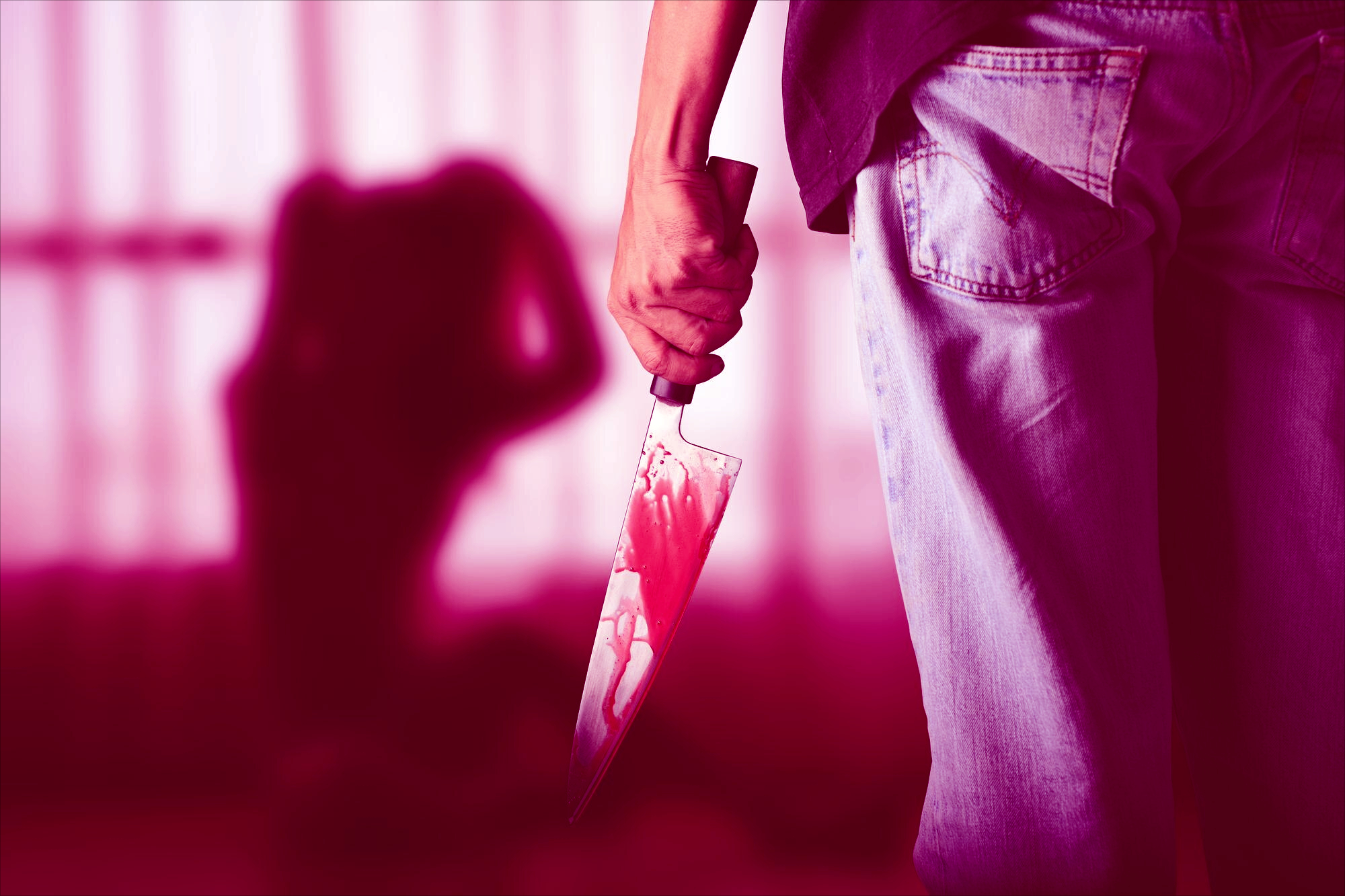 Messer hinter dem Rücken einer Silhouette, Symbolbild für Negative SEO, einer Black Hat SEO Taktik