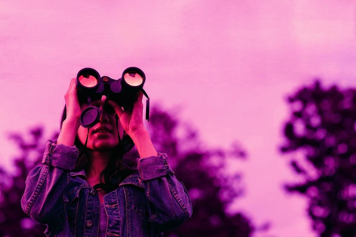 SEO Konzepte erfordern auch die Suche nach technischen Fehlern. So wie diese Dame mit ihrem Fernglas nach einem Weg aus dem Irrgarten sucht.